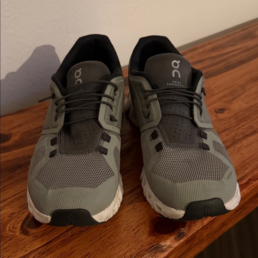 On Running Athletic Shoes in Gray and Black